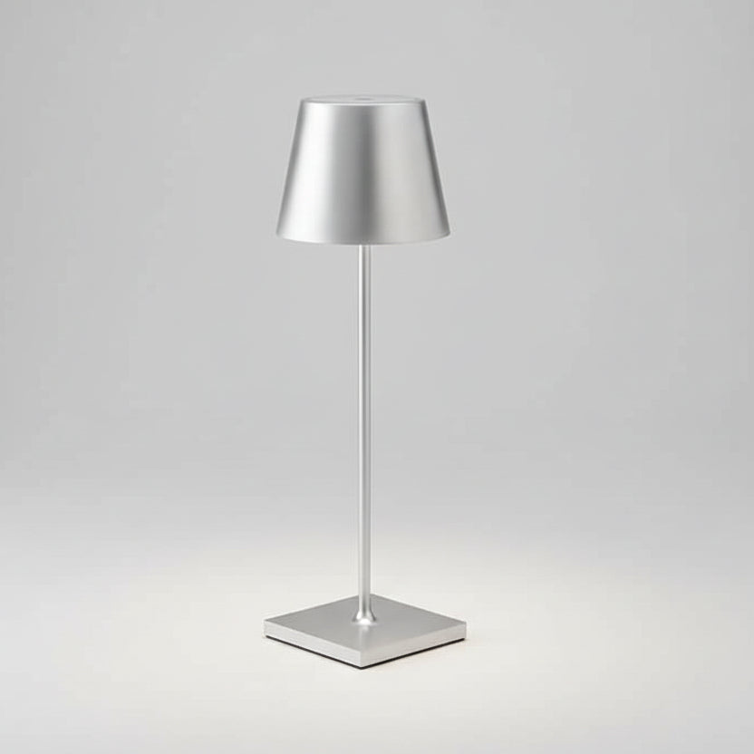 Lampe de table rechargeable sans fil en métal gris brossé avec abat-jour conique moderne, luminaire LED au design épuré pour restaurant, terrasse ou bureau.