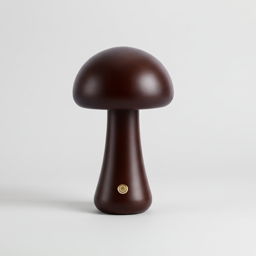 Lampe à poser en forme de champignon de couleur marron foncé mat, luminaire au design organique et minimaliste pour une décoration d'intérieur chaleureuse ou style scandinave.
