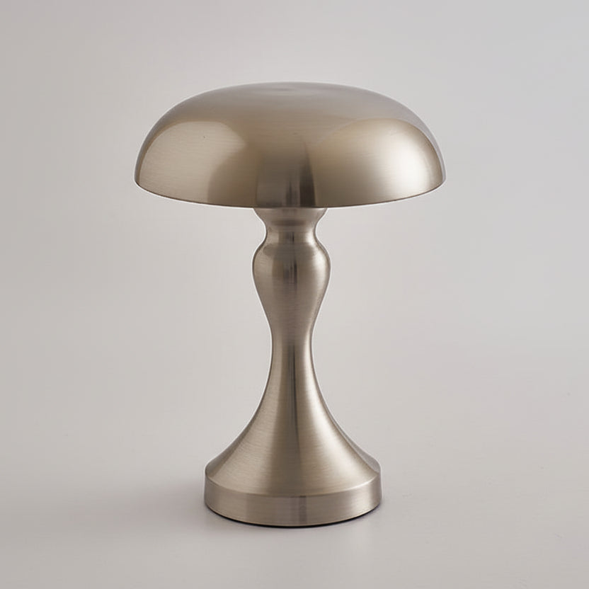 Lampe à poser design en métal argent brossé de style champignon avec pied incurvé, luminaire décoratif moderne pour salon ou table de chevet.