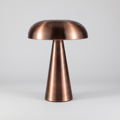 Lampe à poser design en métal bronze brossé avec un large abat-jour en dôme et un pied conique épuré, luminaire de table LED moderne pour décoration d'intérieur contemporaine.