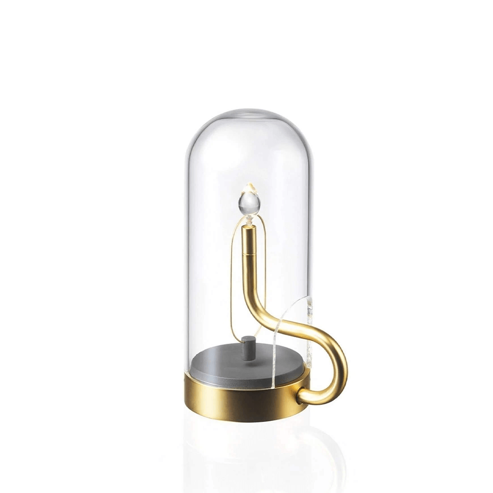 Lampe à poser artistique sous cloche en verre transparent, avec structure interne courbée en laiton doré et ampoule LED filament, luminaire design d'exception pour décoration moderne et raffinée.