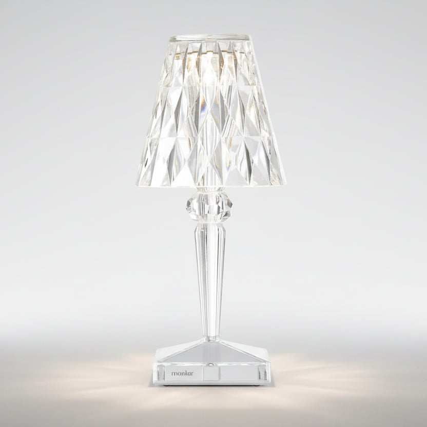 Lampe à poser sans fil en cristal acrylique avec abat-jour taillé en facettes diamant, pied élégant et base carrée, luminaire LED tactile pour une ambiance luxueuse et scintillante.