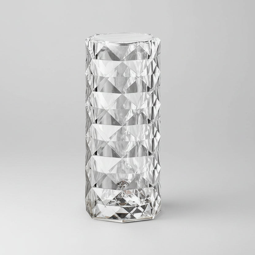 Lampe de table cylindrique en cristal acrylique à facettes effet diamant, luminaire LED tactile rechargeable projetant des reflets géométriques, idéal pour une ambiance chic et moderne.