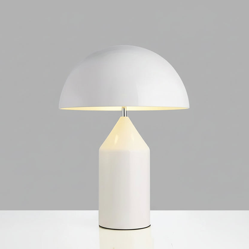 Lampe à poser moderne en métal blanc brossé avec un grand abat-jour demi-sphère et une base cylindrique surmontée d'un cône, luminaire design minimaliste pour salon ou bureau.