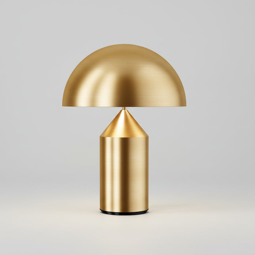 Lampe à poser moderne en métal doré brossé avec un grand abat-jour demi-sphère et une base cylindrique surmontée d'un cône, luminaire design minimaliste pour salon ou bureau.