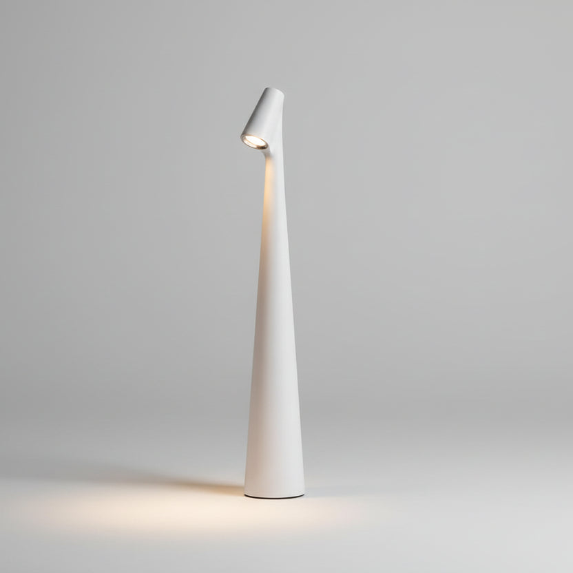 Lampe à poser au design futuriste et minimaliste en forme de colonne conique blanche, équipée d'un petit projecteur LED orientable, idéale pour un éclairage d'appoint moderne ou un bureau épuré.