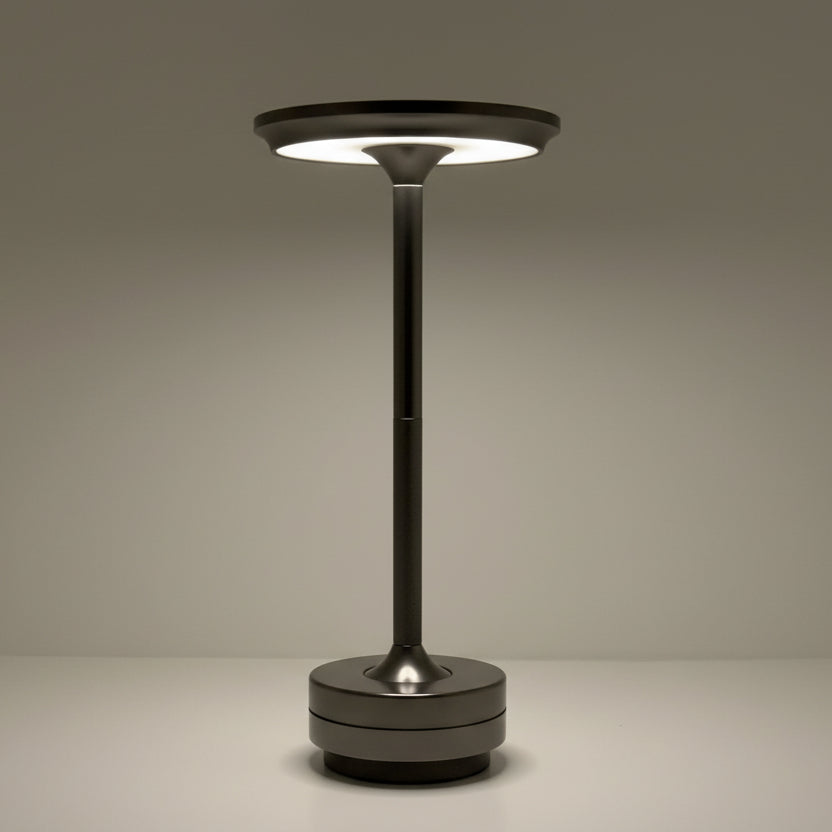 Lampe de table LED rechargeable sans fil en laiton noir avec tête ultra-plate circulaire, design minimaliste et élégant pour un éclairage de bureau ou de restaurant haut de gamme.