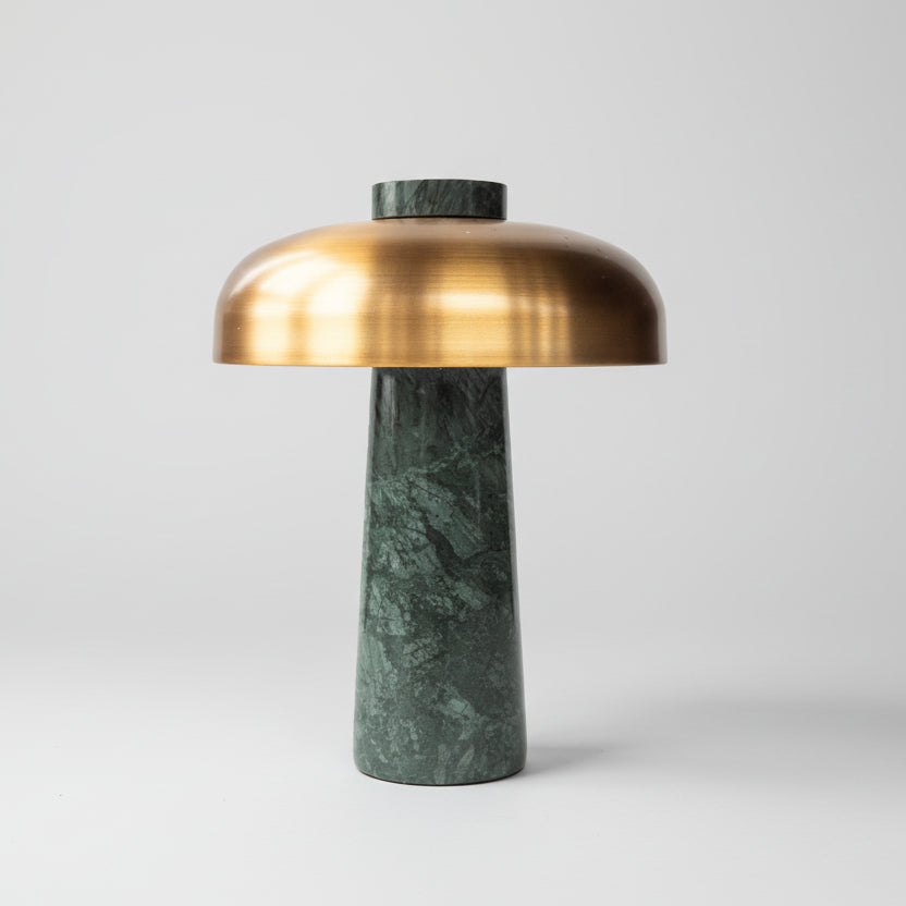 Lampe à poser haut de gamme avec pied conique en marbre vert veiné et abat-jour en dôme en métal doré brossé, luminaire luxueux au design contemporain pour bureau ou salon.