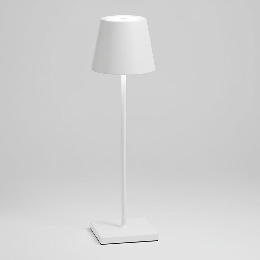 Lampe de table rechargeable sans fil en métal doré brossé avec abat-jour conique moderne, luminaire LED au design épuré pour restaurant, terrasse ou bureau.