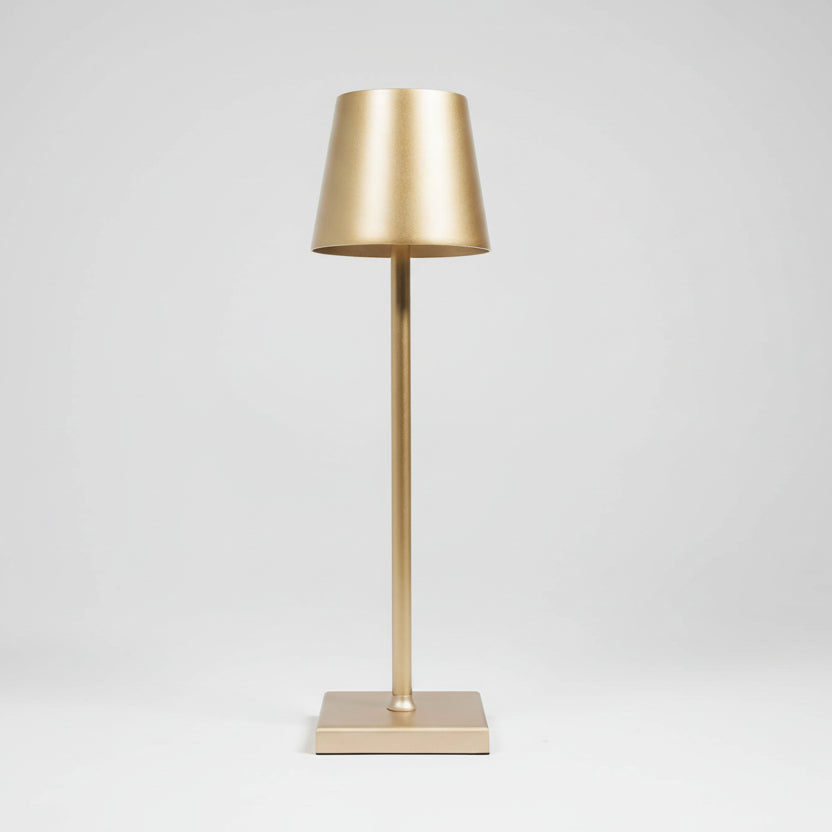 Lampe de table rechargeable sans fil en métal doré brossé avec abat-jour conique moderne, luminaire LED au design épuré pour restaurant, terrasse ou bureau.