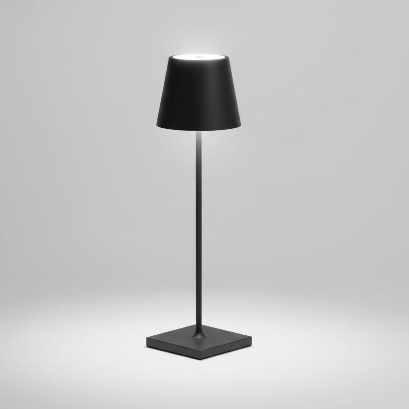 Lampe de table rechargeable sans fil en métal noir brossé avec abat-jour conique moderne, luminaire LED au design épuré pour restaurant, terrasse ou bureau.