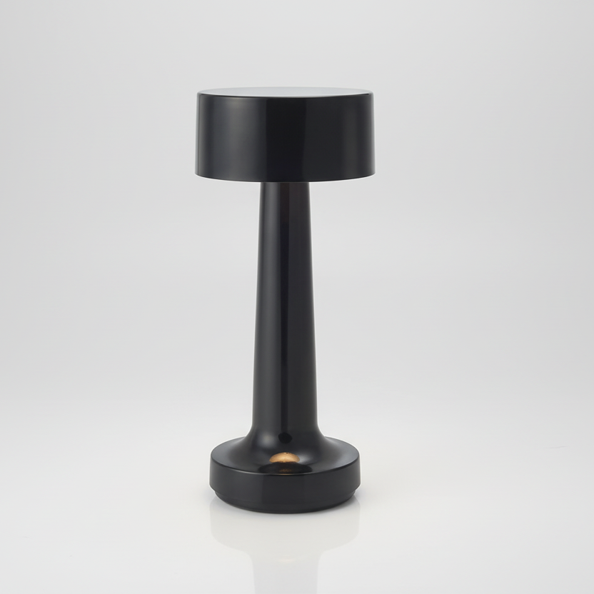 Lampe de table LED rechargeable sans fil en laiton noir brossé avec abat-jour cylindrique et pied évasé, luminaire d'appoint moderne pour restaurant, hôtel ou décoration de salon.